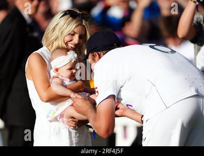 Il giocatore inglese in pensione Stuart Broad e la partner Mollie King con la figlia Annabella dopo il quinto test match della LV= Insurance Ashes Series al Kia Oval di Londra. Data immagine: Lunedì 31 luglio 2023. Foto Stock