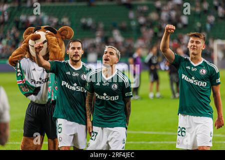 I giocatori del Legia festeggiano dopo aver vinto la partita durante la PKO BP Ekstraklasa 2023/24 tra Legia Warszawa e LKS Lodz al Marshall Józef Piłsudsk Foto Stock