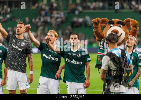 I giocatori del Legia festeggiano dopo aver vinto la partita durante la PKO BP Ekstraklasa 2023/24 tra Legia Warszawa e LKS Lodz al Marshall Józef Piłsudsk Foto Stock