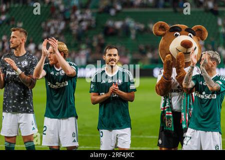 I giocatori del Legia festeggiano dopo aver vinto la partita durante la PKO BP Ekstraklasa 2023/24 tra Legia Warszawa e LKS Lodz al Marshall Józef Piłsudsk Foto Stock