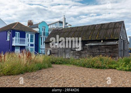 Case colorate e capanna di pescatori sulla spiaggia nella località costiera di Aldeburgh, Suffolk, Inghilterra, Regno Unito Foto Stock