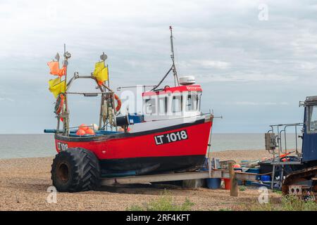 La barca da pesca si è accostata sulla spiaggia di Pepple nella famosa cittadina balneare di Aldeburgh, sulla costa del Suffolk, in Inghilterra Foto Stock