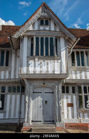 Ingresso principale a Lavenham Guildhall, un magnifico edificio medievale incorniciato in legno nel villaggio Suffolk di Lavenham, Sudbury, Suffolk Foto Stock