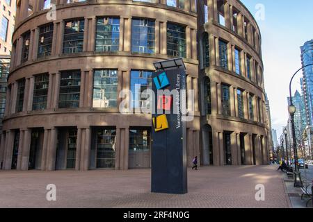 Insegna della Vancouver Public Library Central Branch. La Vancouver Public Library (VPL) è il sistema di biblioteca pubblica di Vancouver, British Columbia, Canada Foto Stock