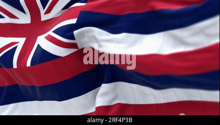 Primo piano della bandiera dello stato delle Hawaii che sventola nel vento. Otto strisce orizzontali bianche, rosse, blu, Union Jack nel cantone. rendering dell'illustrazione 3d. Flutter Foto Stock