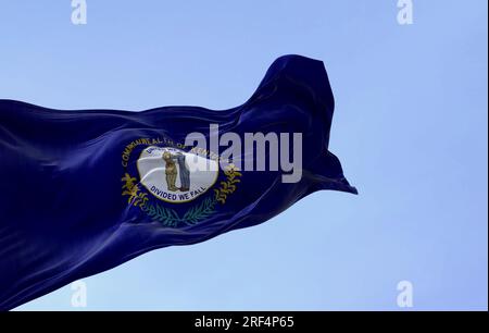 La bandiera dello stato americano del Kentucky sventolava. La bandiera del Kentucky presenta il sigillo di stato: Due uomini che si abbracciano, motto United We Stand, Divided We Fall Above. illustrazione 3d. Foto Stock