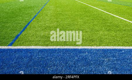 Splendido campo da calcio. Linee bianche e blu sull'erba artificiale verde di un campo da calcio. Campo da calcio, campo Futsal, campo da golf all'aperto. Foto Stock