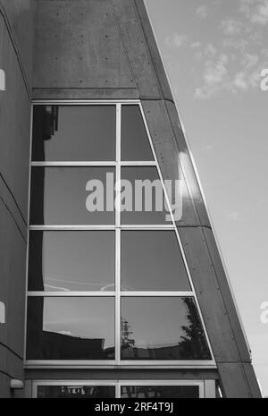 Edificio minimale dall'architettura moderna, casa astratta in cemento. Edificio di progettazione architettonica geometrica. Urban Geometry, con vista su un edificio in vetro. Arco Foto Stock