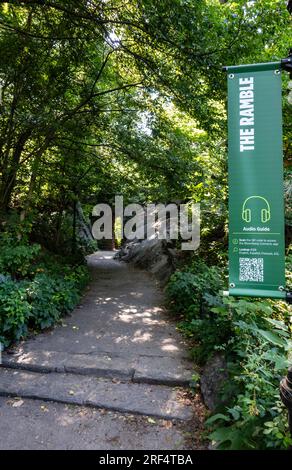 Il Ramble ha sentieri che conducono al ponte di Oak sul lago nel cuore di Central Park, 2023, New York City, USA Foto Stock