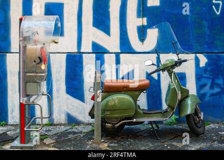 Napoli, Italia. - 17 dicembre 2022: Vecchia Vespa bianca parcheggiata sulla strada laterale di Napoli, Italia Foto Stock