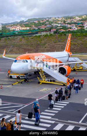 Viaggi aerei, aereo Easyjet, passeggeri in coda a bordo di un Airbus A320 Easyjet in estate, aeroporto dell'isola di Madeira, Portogallo Foto Stock