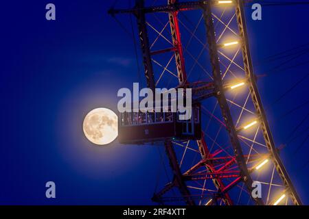 Vienna: Luna piena, luna di miele alla ruota panoramica nel parco divertimenti Prater nel 02. Leopoldstadt, Vienna, Austria Foto Stock