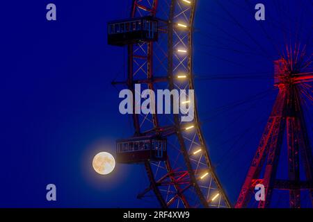 Vienna: Luna piena, luna di miele alla ruota panoramica nel parco divertimenti Prater nel 02. Leopoldstadt, Vienna, Austria Foto Stock