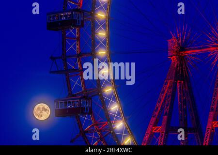 Vienna: Luna piena, luna di miele alla ruota panoramica nel parco divertimenti Prater nel 02. Leopoldstadt, Vienna, Austria Foto Stock