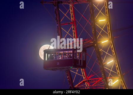 Vienna: Luna piena, luna di miele alla ruota panoramica nel parco divertimenti Prater nel 02. Leopoldstadt, Vienna, Austria Foto Stock