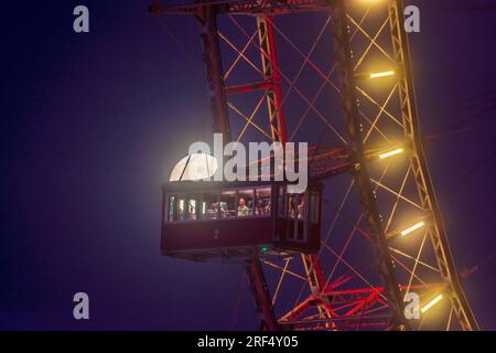 Vienna: Luna piena, luna di miele alla ruota panoramica nel parco divertimenti Prater nel 02. Leopoldstadt, Vienna, Austria Foto Stock