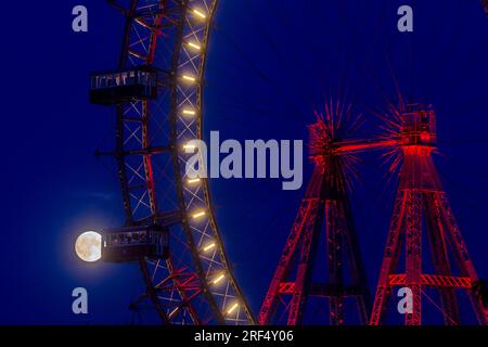 Vienna: Luna piena, luna di miele alla ruota panoramica nel parco divertimenti Prater nel 02. Leopoldstadt, Vienna, Austria Foto Stock