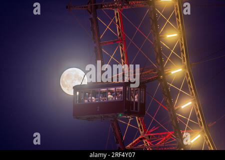 Vienna: Luna piena, luna di miele alla ruota panoramica nel parco divertimenti Prater nel 02. Leopoldstadt, Vienna, Austria Foto Stock