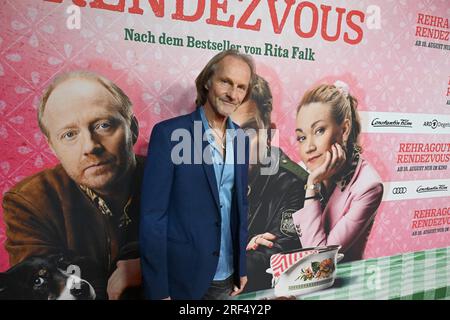 Monaco, Germania. 31 luglio 2023. L'attore Eisi Gulp si erge sul tappeto rosso alla prima mondiale di "Rehragout Rendezvous" al Mathäser Filmpalast. Credito: Felix Hörhager/dpa/Alamy Live News Foto Stock