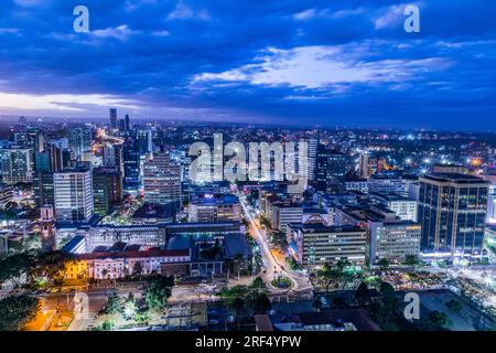 Nairobi City County Night Life Skyline paesaggi urbani grattacieli Landmark alti edifici moderni architetture Highrise Towers in Kenya East Africa Capit Foto Stock