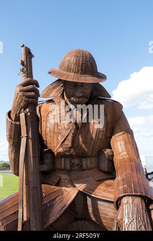 La statua di Tommy creata dall'artista Ray Lonsdale di un soldato della prima guerra mondiale al Seaham War Memorial, Terrace Green, Seaham, County Durham, Regno Unito Foto Stock