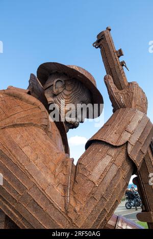 La statua di Tommy creata dall'artista Ray Lonsdale di un soldato della prima guerra mondiale al Seaham War Memorial, Terrace Green, Seaham, County Durham, Regno Unito Foto Stock