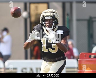 Metairie, USA. 31 luglio 2023. Il wide receiver Michael Thomas (13) riceve un passaggio in un'esercitazione durante il training camp dei New Orleans Saints presso l'Ochsner Sports Performance Center di Metairie, Louisiana, lunedì 31 luglio 2023. (Foto di Peter G. Forest/Sipa USA) credito: SIPA USA/Alamy Live News Foto Stock