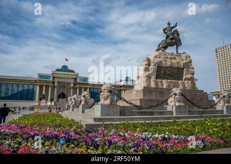 La statua di Sukhbaatar sulla Piazza Sukhbaatar o la Piazza Genghis Khan chiamata anche Piazza Chingis Khan con il Palazzo del Governo nel centro di Ulaanbaat Foto Stock