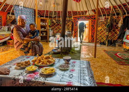 Il cibo viene offerto ai visitatori in un gher kazako in una valle remota nelle montagne Altai (montagne Altay) vicino ad Altai Sum a circa 200 chilometri da Foto Stock