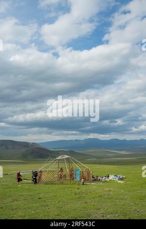 Una famiglia di pastori kazaki sta erigendo un gero in una valle remota nei monti Altai (montagne Altay) vicino ad Altai Sum a circa 200 chilometri da Ulgii (Ö Foto Stock