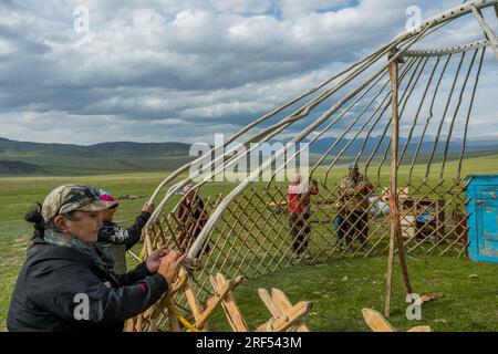 Una famiglia di pastori kazaki sta erigendo un gero in una valle remota nei monti Altai (montagne Altay) vicino ad Altai Sum a circa 200 chilometri da Ulgii (Ö Foto Stock