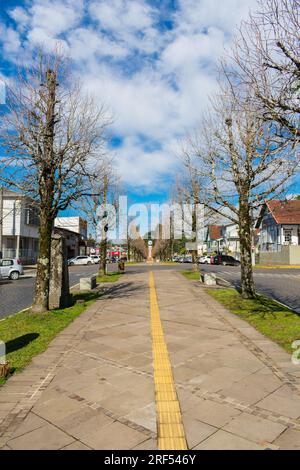 Sao Francisco de Paula, Brasile - 27 luglio 2023: Orologio e termometro in Avenida Julio de Castilhos in una giornata di sole in inverno Foto Stock