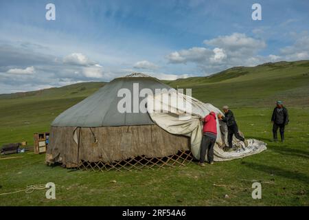 Una famiglia di pastori kazaki sta erigendo un gero in una valle remota nei monti Altai (montagne Altay) vicino ad Altai Sum a circa 200 chilometri da Ulgii (Ö Foto Stock