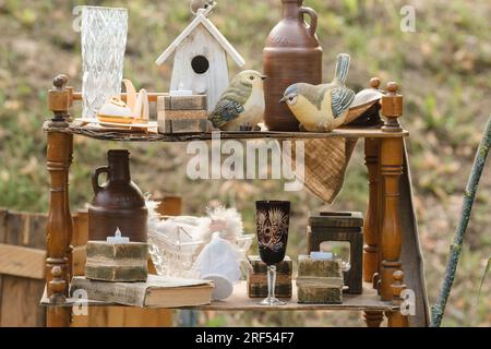 Varie cose vecchie sono impilate casualmente sugli scaffali. Foto Stock