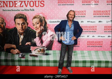 Monaco, Germania. 31 luglio 2023. L'attore Eisi Gulp si erge sul tappeto rosso alla prima mondiale di "Rehragout Rendezvous" al Mathäser Filmpalast. Credito: Felix Hörhager/dpa/Alamy Live News Foto Stock