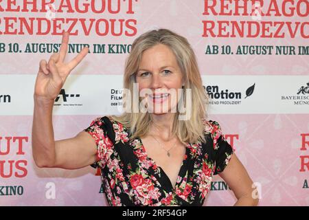 Monaco, Germania. 31 luglio 2023. L'attrice Catharina Schwarz si erge sul tappeto rosso alla prima mondiale di "Rehragout Rendezvous" al Mathäser Filmpalast. Credito: Felix Hörhager/dpa/Alamy Live News Foto Stock