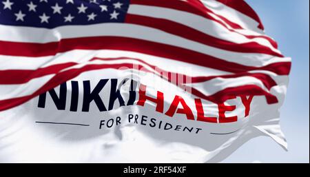 Washington D.C., Stati Uniti, 15 giugno 2023: Nikki Haley 2024 bandiera della campagna elettorale presidenziale sventolando in una giornata limpida. Illustrazione 3d editoriale illustrativa Foto Stock