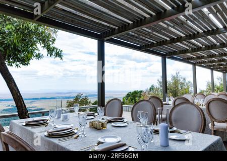 Giardino per matrimoni in Kenya. Splendida struttura all'aperto allestita all'interno dell'Angama Mara Maasai Mara National Game Reserve Park Grea Foto Stock