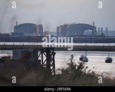 Rushenden, Kent, Regno Unito. 31 luglio 2023. Tempo nel Regno Unito: Tramonto a Rushenden, Kent. Vista verso i serbatoi di stoccaggio del gas presso l'impianto di stoccaggio del GNL di grano della National Grid sull'isola di grano. Crediti: James Bell/Alamy Live News Foto Stock