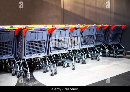 svuotare i carrelli di ferro impilati in fila nell'angolo di un supermercato prima di fare shopping Foto Stock