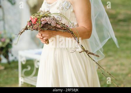 La sposa tiene il suo bouquet di nozze tra le mani. Foto Stock