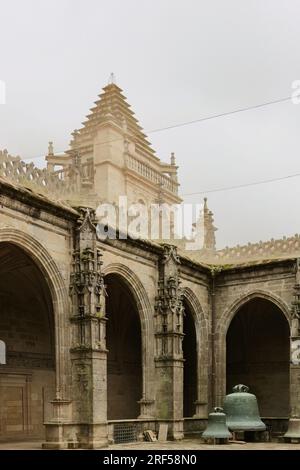 Campana Berenguela con vecchie campane in mostra nei chiostri Santiago de Compostela, arcicattedrale, basilica Santiago de Compostela, Galizia, Spagna Foto Stock