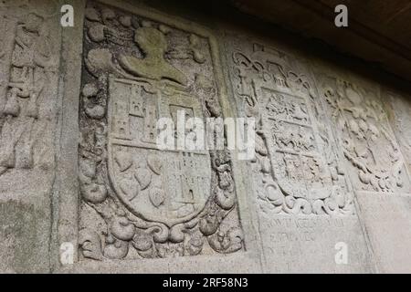 Lapidi a pavimento o pietre ledger con stemmi Chiostri Santiago de Compostela Arcicattedrale Basilica Santiago de Compostela Galizia Spagna Foto Stock