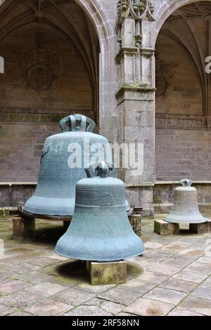 Campana Berenguela con vecchie campane in mostra nei chiostri Santiago de Compostela, arcicattedrale, basilica Santiago de Compostela, Galizia, Spagna Foto Stock