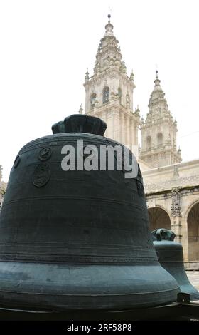 Campana Berenguela con vecchie campane in mostra nei chiostri Santiago de Compostela, arcicattedrale, basilica Santiago de Compostela, Galizia, Spagna Foto Stock