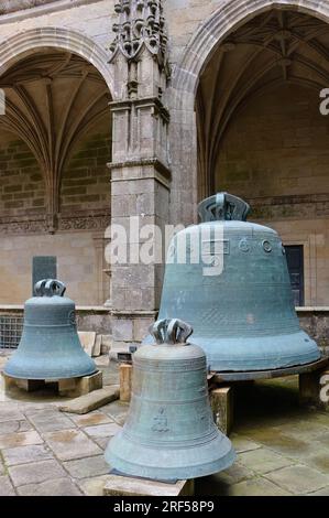 Campana Berenguela con vecchie campane in mostra nei chiostri Santiago de Compostela, arcicattedrale, basilica Santiago de Compostela, Galizia, Spagna Foto Stock