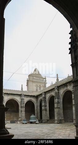 Campana Berenguela con vecchie campane in mostra nei chiostri Santiago de Compostela, arcicattedrale, basilica Santiago de Compostela, Galizia, Spagna Foto Stock