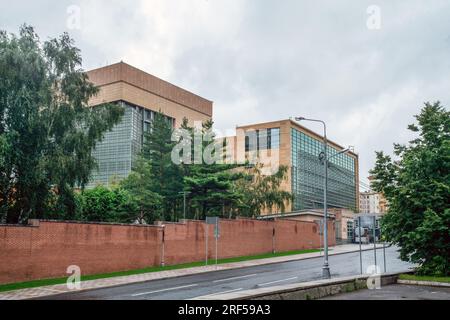 07-29-2023 Mosca Russia. Vista laterale degli edifici dell'ambasciata degli Stati Uniti a Mosca con parco sul territorio con incredibili betulle e abeti alti mattoni Foto Stock