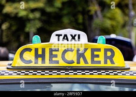 Parigi, Francia. 30 luglio 2023. Taxi giallo di New York City presentato alla 16a traversata estiva di Parigi in un veicolo d'epoca il 30 luglio 2023. Foto Stock