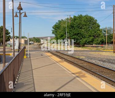 Stazione ferroviaria della Amtrak alpina con binari che si snodano in collina Foto Stock